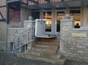 Plattformlift für kurvige Treppen