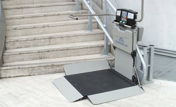 Plattformlift für gerade Treppen